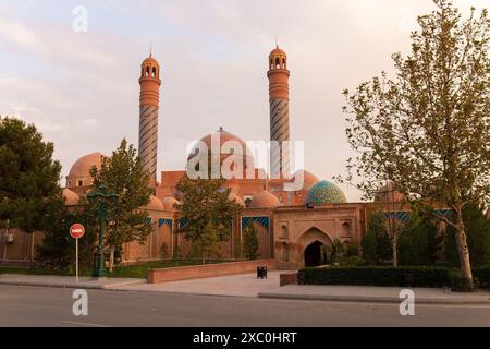 Ganja. Aserbaidschan. 10.17.2021 Jahre. Eine große wunderschöne Moschee Imam-zade Mausoleum am Stadtrand. Stockfoto