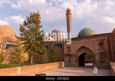 Ganja. Aserbaidschan. 10.17.2021 Jahre. Eine große wunderschöne Moschee Imam-zade Mausoleum am Stadtrand. Stockfoto