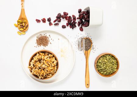 Nährstoffreiche trockene Nüsse und Samen, Stillleben, Draufsicht Stockfoto