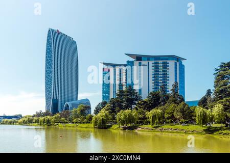 Batumi, Georgien. 27. Mai 2024: Moderne Gebäude des Hilton Hotels und der Marriott Residences Stockfoto