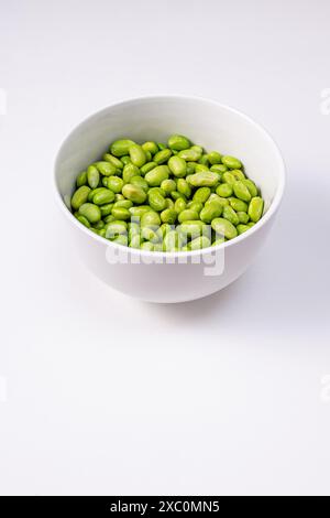 Grüne gedünstete Sojabohnen, geschälte Edamame in einer Schüssel Stockfoto