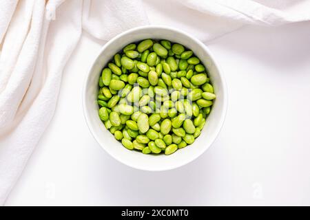 Grüne gedämpfte Sojabohnen, Edamame in einer Schüssel, Draufsicht Stockfoto