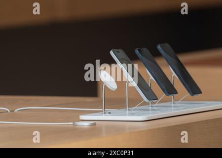 Präsentation moderner Smartphones auf einer Holztheke in einem Geschäft Stockfoto