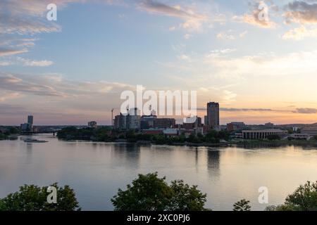 Ottawa, Kanada - 4. Juni 2024: Ottawa River und Gatineau City of Quebec in Kanada bei Sonnenuntergang Stockfoto