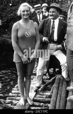 Die rekordverdächtige amerikanische Schwimmerin Ethelda Bleibtrey (1902–1978) in Antwerpen, Belgien, wo sie bei den Olympischen Spielen 1920 in Antwerpen Gold bei allen drei Schwimmveranstaltungen der Frauen gewann. Stockfoto