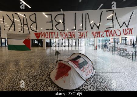 Ein Zelt und ein Banner mit der Aufschrift „Wir werden zurück sein“ im leeren Gebäude, nach der fortgesetzten Besetzung durch Studenten, um Solidarität mit dem palästinensischen Volk zu zeigen und am Freitag, den 14. Juni 2024, im Rektorat von UGent einen sofortigen Waffenstillstand im israelisch-Hamas-Konflikt zu fordern. Gestern hat das Berufungsgericht Gent den Antrag auf Räumung pro-palästinensischer Dämonen aus dem UFO-Gebäude in UGent für gerechtfertigt erklärt und den Besatzern 12 Stunden nach Verkündung des Urteils gegeben, die Räumlichkeiten der Universität Gent zu verlassen. BELGA FOTO JONAS DHOLLANDER Stockfoto