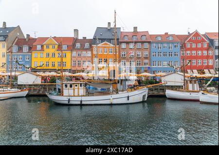 Nyhavn Hafen in Kopenhagen, Dänemark in der Abenddämmerung Stockfoto