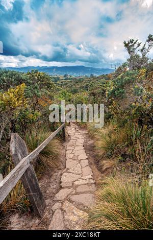 See Guatavita (Laguna Guatavita) in der Cordillera Oriental der kolumbianischen Anden. Heilige Stätte der einheimischen Muisca-Indianer. Cundinama Stockfoto