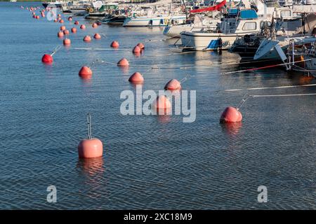 Espoo Finnland - 4. JUNI 2024: Wunderschöner Blick auf den Hafen von Suomenoja in Finnland Stockfoto