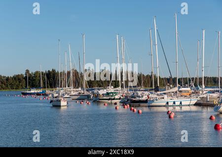 Espoo Finnland - 4. JUNI 2024: Wunderschöner Blick auf den Hafen von Suomenoja in Finnland Stockfoto