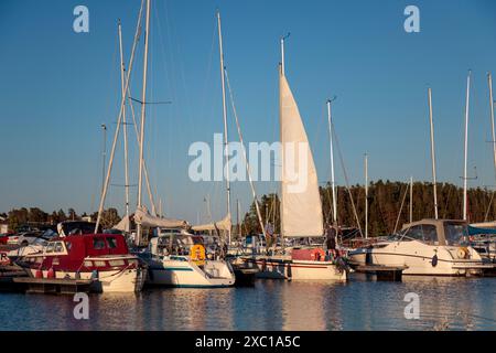 Espoo Finnland - 4. JUNI 2024: Wunderschöner Blick auf den Hafen von Suomenoja in Finnland Stockfoto