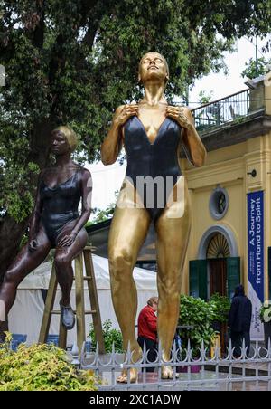 Venedig, Italien - 7. Mai 2024: 60. Venedig Kunstbiennale in Venedig. Patinierte Bronzeskulpturen mein Körper meine Regeln und Ruhe von Carole A. Feuerman. Stockfoto