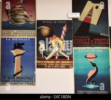 Venedig, Italien - 7. Mai 2024: 60. Venedig Kunstbiennale in Venedig. Alte Plakate für die Biennale von Venedig, die im zentralen Pavillon in Gia präsentiert wurden Stockfoto