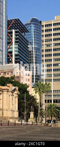 Alte und neue Architektur, die State Library und die Hochhäuser der Bürotürme entlang der Bent Street und der Hunters Street in Sydney Stockfoto