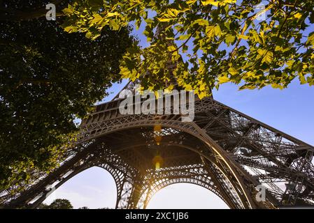 Der Eiffelturm von unten an einem sonnigen Tag - Paris, Frankreich Stockfoto