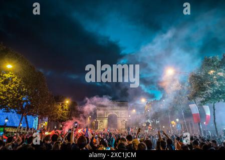 Publikumsfeiern auf den Champs-Elysées nach dem Halbfinalsieg Frankreichs über Belgien bei der Weltmeisterschaft 2018 Stockfoto