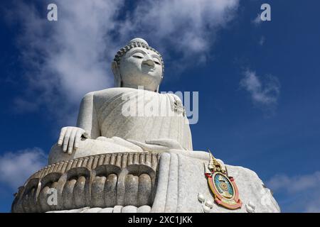 Große Buddha-Statue auf der Insel Phuket auf blauem Himmel Stockfoto