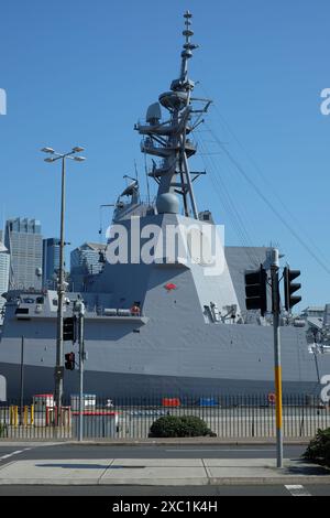 Radarmast der HMAS Sydney ein Lenkraketenzerstörer der Hobart-Klasse (DDG), der an der Cowper Wharf, den Wolkenkratzern des CBD, in Woolloomooloo, Sydney, ankert Stockfoto