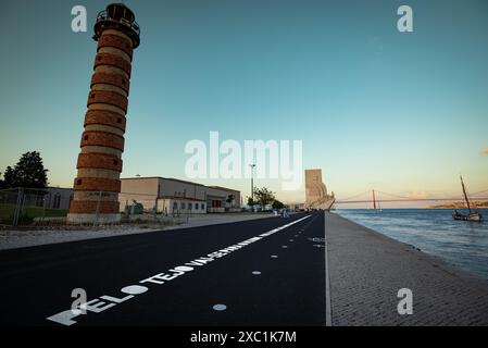 Leuchtturm von Belém und Denkmal für die Entdeckungen in der Abenddämmerung - Lissabon, Portugal Stockfoto