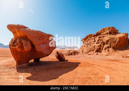 Atemberaubende Aussicht auf die Cow Rock Klippe der Wadi Rum Wüste in Jordanien, die die Weite und die ruhige Schönheit der Region unterstreicht Stockfoto