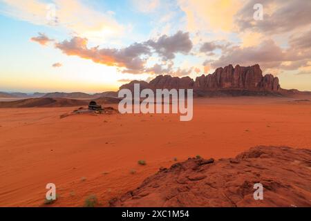 Atemberaubender Sonnenuntergang überzieht den Himmel mit Pastelltönen über der Klippe Jabal Al Qattar, neben der berühmten Felsformation The Seven Pillars of Wisdom in der Stockfoto