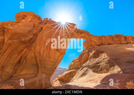 Ein atemberaubender Anblick der berühmten um Fruth Felsbrücke mit dem natürlichen Bogen und majestätischen Sandsteinformationen vor einem klaren blauen Himmel Stockfoto