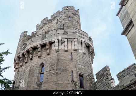 WARWICK, GROSSBRITANNIEN - 15. SEPTEMBER 2014: Der Caesar Tower (14. Jahrhundert) mit einem Kerker ist eine mittelalterliche Festung und ein Gefängnisteil von Warwick Castle. Stockfoto