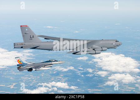 Eine B-52H Stratofortress, die von der Luftwaffenbasis Morón in Spanien aus operiert, wird von einer belgischen Luftwaffe F-16 begleitet, die den Falken während der Bomber Task Force EU bekämpfte Stockfoto