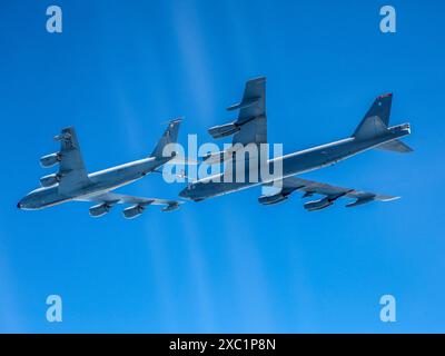 Eine B-52H Stratofortress, die von der Luftwaffenbasis Morón aus betrieben wird, wird von einem KC-135 Stratotanker betankt, der dem 100. Luftbetankungsflügel, RAF Mild, zugeordnet ist Stockfoto