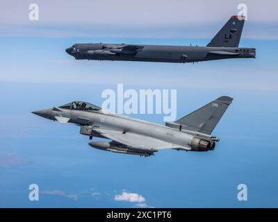 Eine B-52H Stratofortress, die von der Luftwaffenbasis Morón aus operiert, fliegt während der Bomber Task Force Euro neben einem Eurofighter Taifun der Royal Air Force Stockfoto