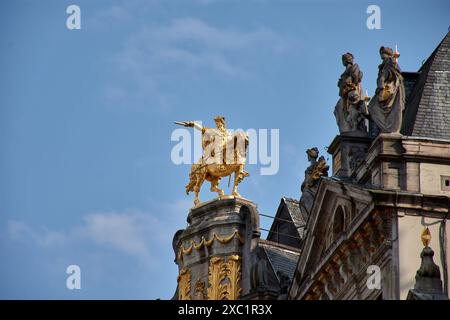 Goldene Statue von Karl von Lothringen im Haus L'Arbre D'Or auf dem Grand Place in Brüssel, Belgien Stockfoto