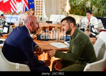 Savelletri Di Fasano, Italien. Juni 2024. Der ukrainische Präsident Wolodymyr Zelensky (R) spricht am ersten Tag des 50. G7-Gipfels im Borgo Egnazia Resort in Savelletri di Fasano, Italien, am 13. Juni 2024 mit dem Präsidenten des Europäischen Rates Charles Michel. Foto: (EV) /ABACAPRESS. COM Credit: Abaca Press/Alamy Live News Stockfoto