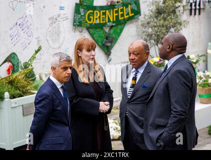 London, Großbritannien. Juni 2024. Stellvertretende Labour-Leiterin Angela Rayner, Schattensekretär, David Lammy, Bürgermeister von London, Sadiqv Khan und Lord Boateng, britischer Hochkommissar für Südafrika, besichtigen die Gedenkstätte Grenfell. Es sind genau sieben Jahre vergangen, seit der Trajedy. Quelle: Mark Thomas/Alamy Live News Stockfoto