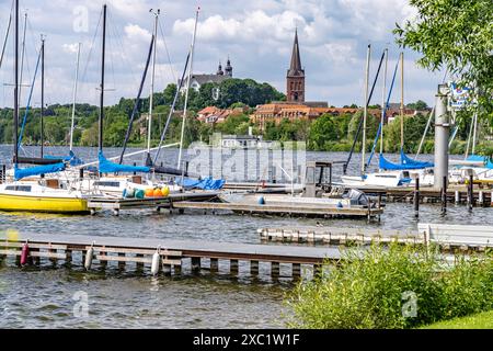 Segelschule am Großen Plöner See, Nikolaikirche und Schloss Plön in Plön, Schleswig-Holstein, Deutschland | Segelschule am Großen Plöner See, S Stockfoto