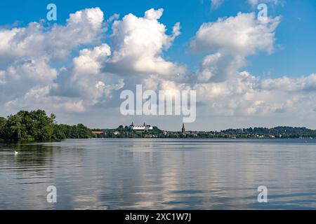 Der große Plöner See, Nikolaikirche und Schloss Plön in Plön, Schleswig-Holstein, Deutschland | der große Plöner See, Nikolaikirche und Plön ca. Stockfoto