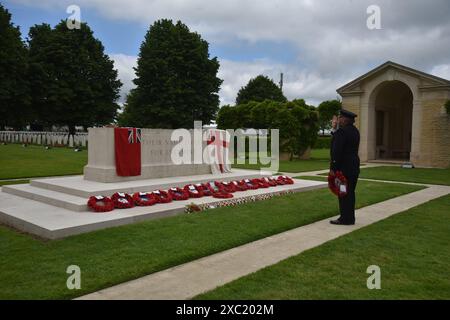 Einen Kranz im Auftrag des Royal Naval Petrol Service am Bayeux Commonwealth Memorial zum 80. Jahrestag des D-Day legen Stockfoto