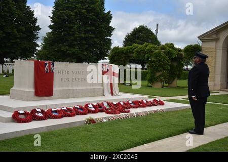 Einen Kranz im Auftrag des Royal Naval Petrol Service am Bayeux Commonwealth Memorial zum 80. Jahrestag des D-Day legen Stockfoto