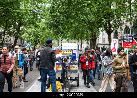 Mann gibt Demonstranten auf Kingsway freien Koran, pro-palästinensische Proteste in Zentral-London am 08.06.2024, London, England, Großbritannien Stockfoto