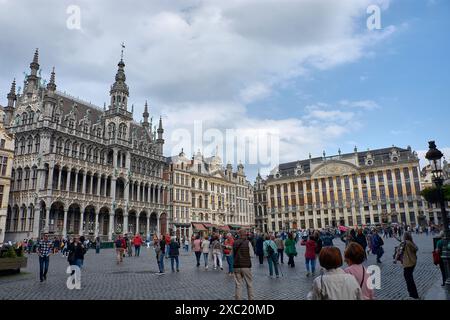 Brüssel, Belgien; Juni 05.2024; Grand Place (Grote Markt) mit Rathaus (Hotel de Ville) und Maison du ROI (Haus der Könige). Grand Place ist ein Tu Stockfoto