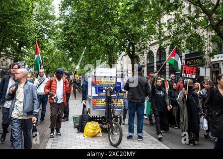 Mann gibt Demonstranten auf Kingsway freien Koran, pro-palästinensische Proteste in Zentral-London am 08.06.2024, London, England, Großbritannien Stockfoto