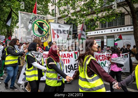 Demonstranten auf Kingsway, pro-palästinensische Proteste in Zentral-London am 08.06.2024, London, England, Vereinigtes Königreich auf Kingsway, pro-palästinensische Proteste in Centra Stockfoto
