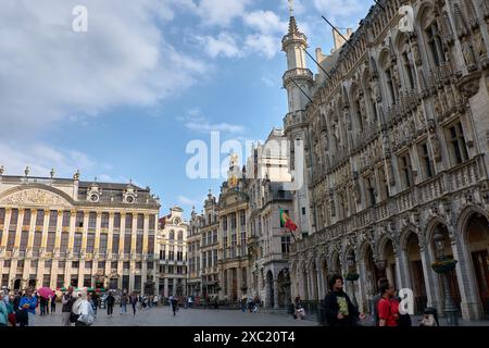Brüssel, Belgien; Juni 05.2024; Grand Place (Grote Markt) mit Rathaus (Hotel de Ville) und Maison du ROI (Haus der Könige). Grand Place ist ein Tu Stockfoto