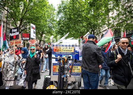 Mann gibt Demonstranten auf Kingsway freien Koran, pro-palästinensische Proteste in Zentral-London am 08.06.2024, London, England, Großbritannien Stockfoto