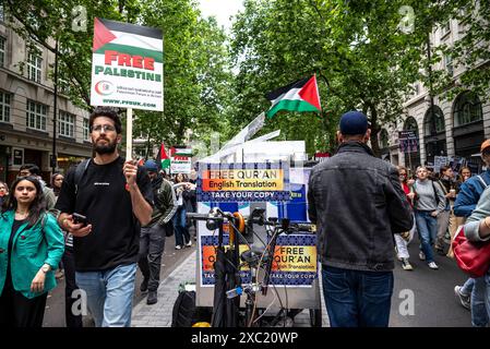 Mann gibt Demonstranten auf Kingsway freien Koran, pro-palästinensische Proteste in Zentral-London am 08.06.2024, London, England, Großbritannien Stockfoto