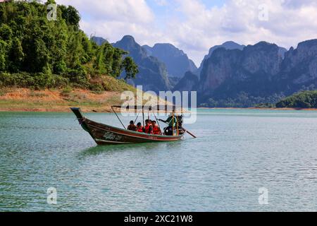 Touristen in einem Boot auf dem Cheo Lan See in der Provinz Surat Thani in Thailand. Malerische Landschaft des Nationalparks Khao Sok Stockfoto