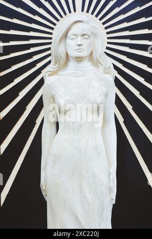 Skulptur Statue und Stern auf dem Grabmal von Dalida (geboren als Iolanda Cristina Gigliotti) französischer Sänger und Filmstar, Montmartre Friedhof, Montmartre, Paris Stockfoto