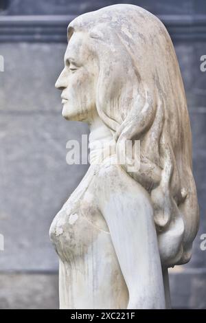 Skulpturenstatue auf dem Grab der französischen Sängerin und Schauspielerin Dalida (geb. Iolanda Cristina Gigliotti), Montmartre Friedhof, Montmartre, Paris, Frankreich Stockfoto