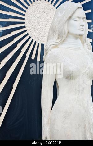 Skulptur Statue und Stern auf dem Grabmal von Dalida (geboren als Iolanda Cristina Gigliotti) französischer Sänger und Filmstar, Montmartre Friedhof, Montmartre, Paris Stockfoto