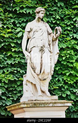 Marmorskulptur Statue Flore Farnese (die im Frühjahr blühende Gottheit der Blumen) von Antoine Andre 1676, Jardin des Tuileries, Paris, Frankreich Stockfoto