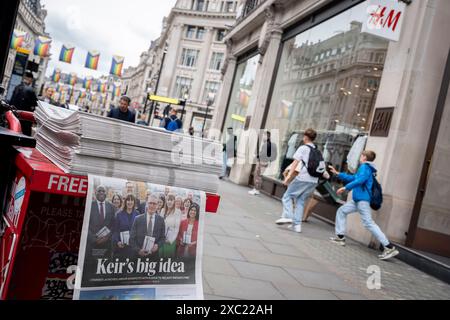 Mitglieder der Public und Evening Standard Zeitungen berichten auf ihrer Titelseite über die neuesten Nachrichten des heutigen Wahlprogramms der Labour Party, das ihr Führer Sir Keir Starmer am 13. Juni 2024 in London, England, gestartet hat. Stockfoto
